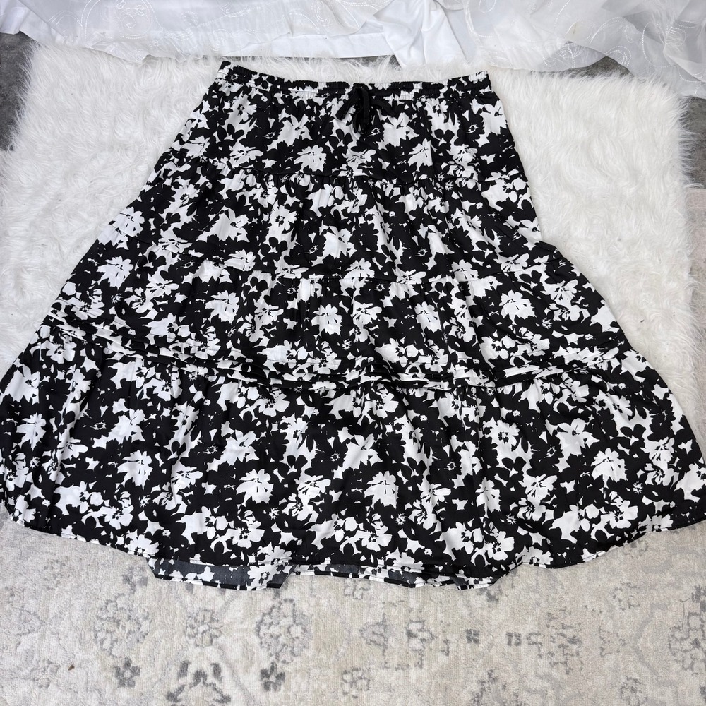 Time and Tru Womens Tiered Printed Maxi Skirt Black Soot Floral XXL 20 NEW - Picture 2 of 7